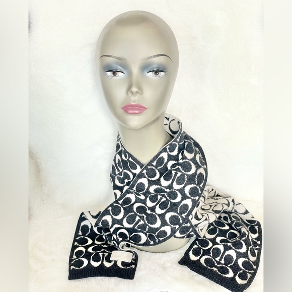Like New COACH SIGNATURE REVERSIBLE SCARF BLACK & CREAM logo patch  in cream - Picture 2 of 4